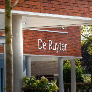 basisschool weurt antigoon oranje rood steen